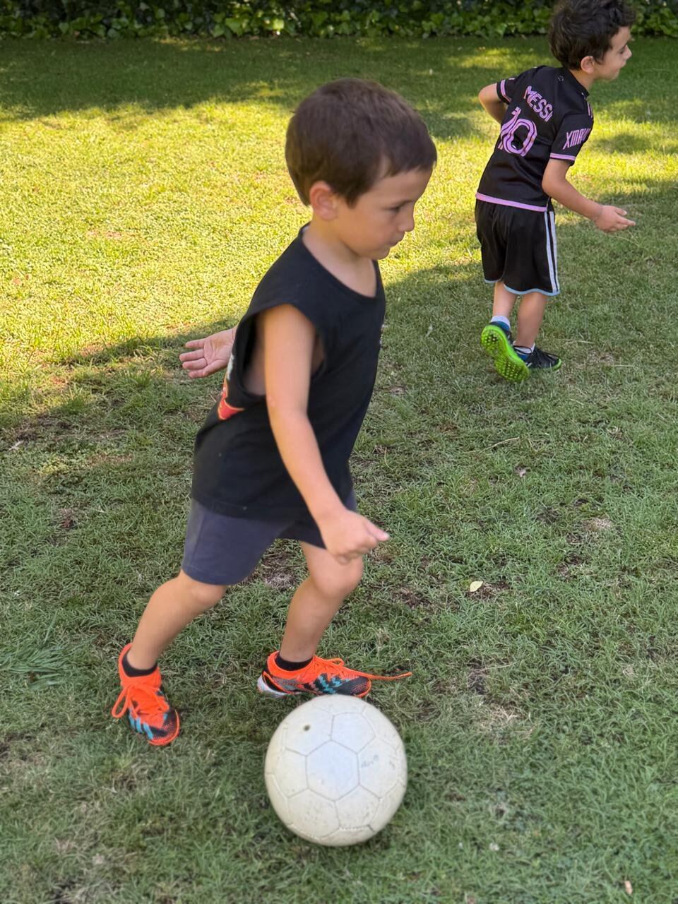 Chicos jugando al fútbol