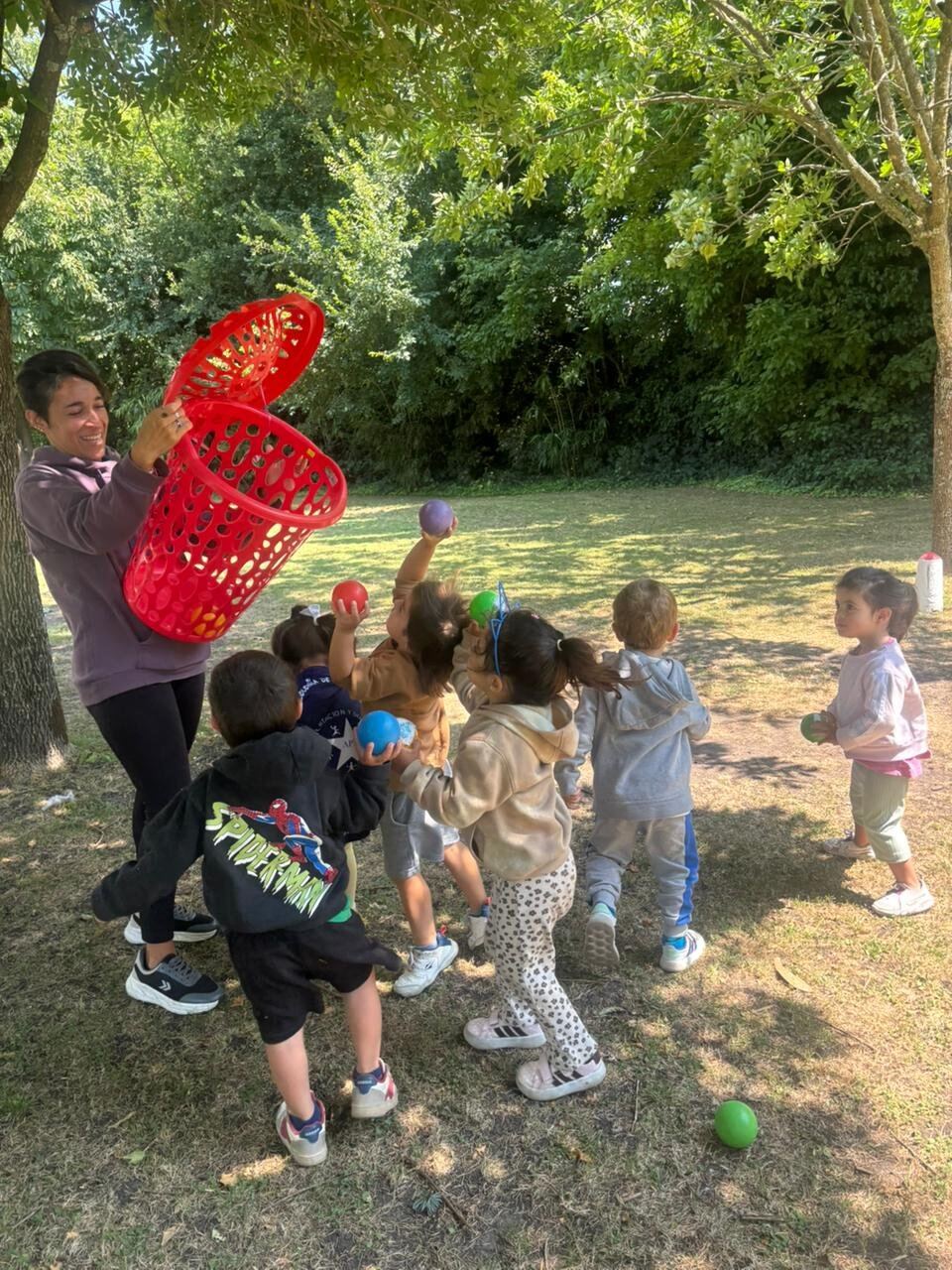 Equipo de APY jugando con los chicos