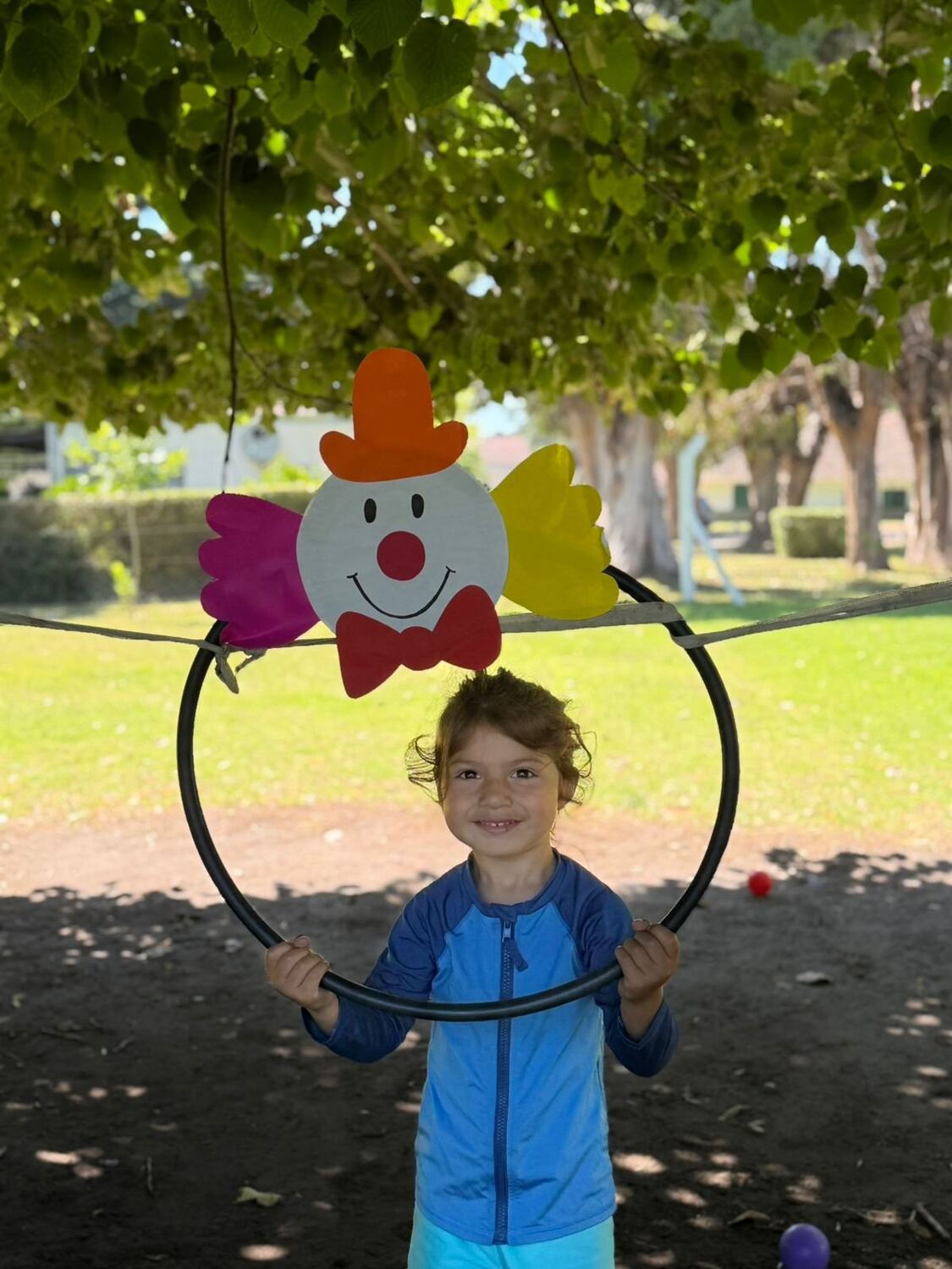 Niña sonriendo en un día temático