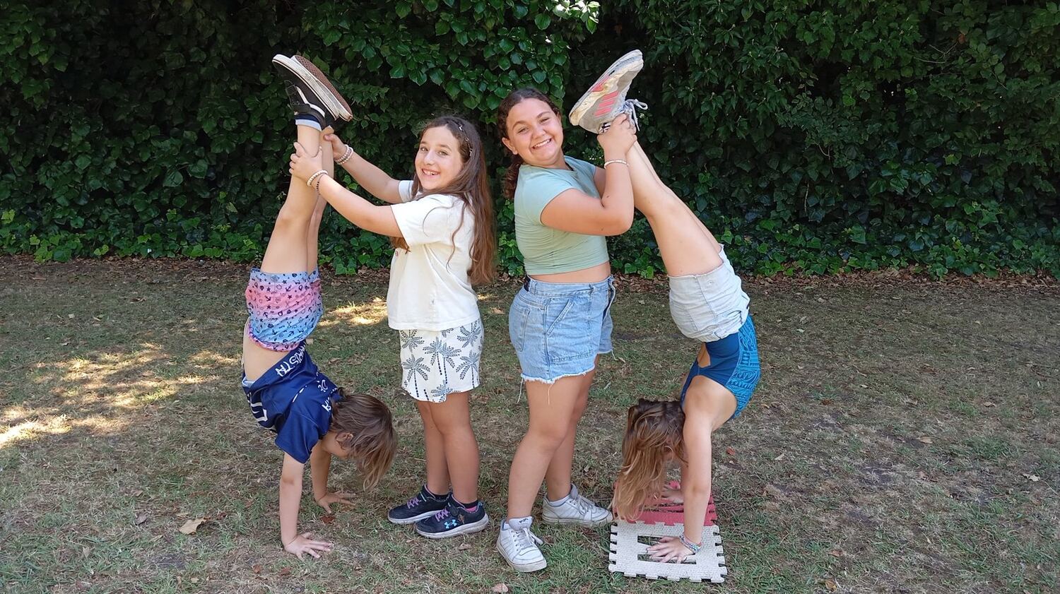 Chicos jugando y riendo al aire libre