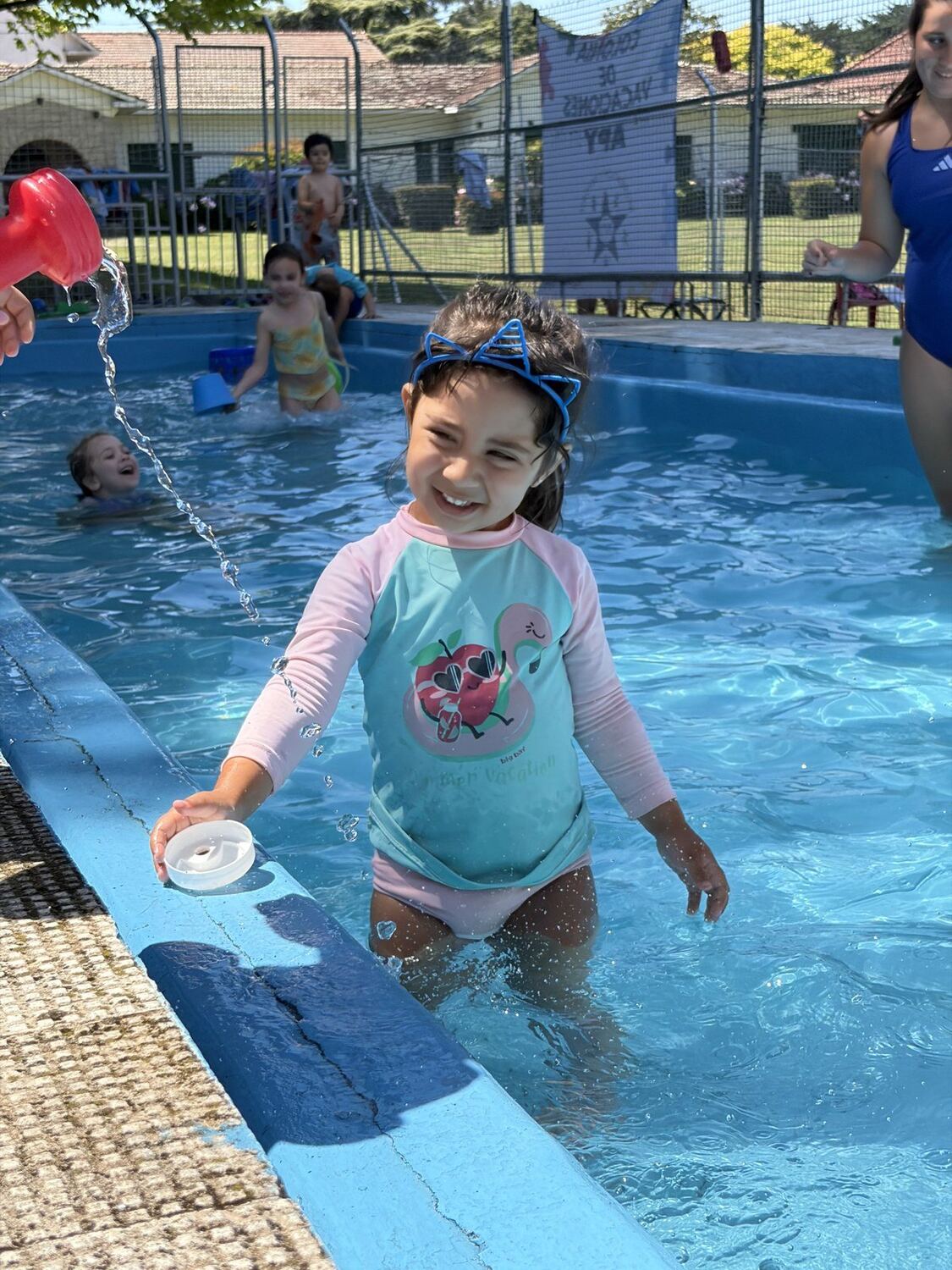 Nena sonriendo en la pileta