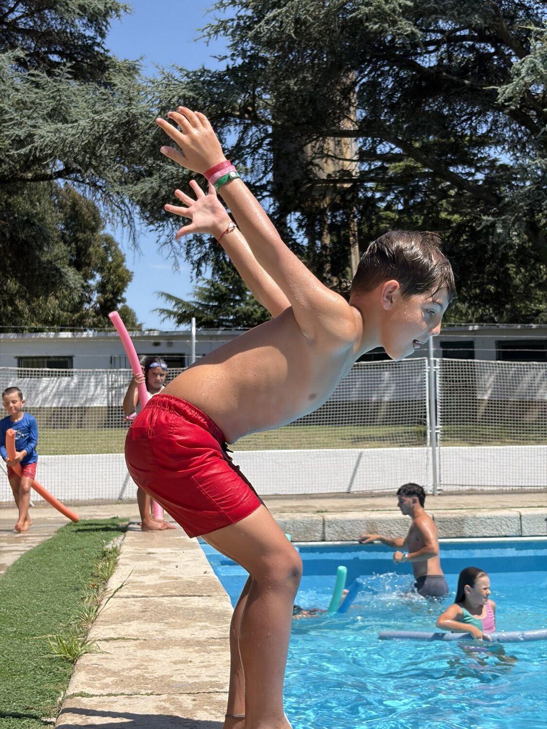 Chico saltando a la pileta